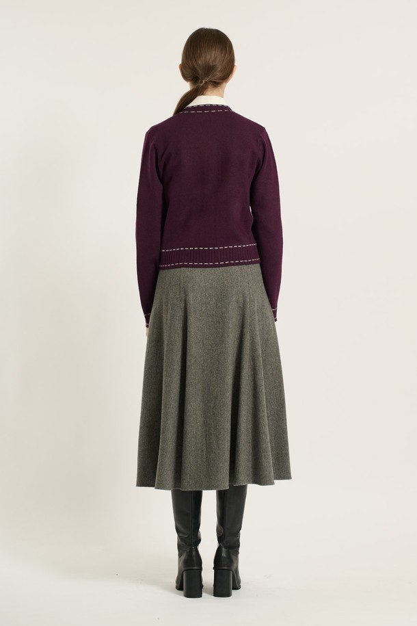 세련된 무드를 연출하는 [25WT] 스티치 배색 가디건 - PURPLE(퍼플)입니다. 부드러운 니트 소재에 라운드넥 디자인으로 편안한 착용감을 선사하며, 레귤러 핏과 얇은 두께감으로 봄, 가을 시즌에 활용하기 좋습니다. 클래식하고 엘레강스한 스타일을 살려주는 스티치 배색 디테일이 돋보이며, 데이트룩, 모임룩, 소개팅룩 등 다양한 TPO에 매치하기 용이합니다. 미니멀, 로맨틱 스타일을 즐겨 입는 여성분들께 추천하는 아이템입니다. 긴 소매 기장으로 더욱 여성스러운 분위기를 더합니다.
