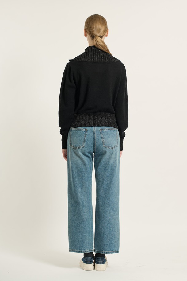 [25WT] 와이드 카라 니트 집업 - BLACK B5D9K17999는 여성용 상의 니트/스웨터입니다. 가을, 겨울에 착용하기 좋으며, 일상 및 캐주얼 룩에 적합합니다. 블랙 컬러의 레귤러핏 제품으로, 클래식, 모던, 캐주얼 스타일을 연출할 수 있습니다. 폴리에스테르, 레이온, 아크릴, 나일론 혼방 소재로 제작되었으며, 부드러운 촉감과 보통 두께감으로 편안하게 착용할 수 있습니다. 와이드 카라 넥 라인과 긴 소매, 지퍼 여밈 방식, 포켓 및 리브 짜임 디자인으로 포인트를 더했습니다.
