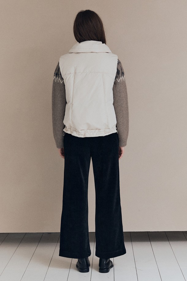 [25WT] 밴드넥 볼륨 베스트 - CREAM A5W9F50214는 여성스러운 실루엣을 연출하는 크림 컬러의 베스트입니다. 밴드넥 디자인과 레귤러 핏으로 제작되었으며, 캐주얼, 클래식, 미니멀 스타일을 모두 소화할 수 있습니다. 가을, 겨울 시즌에 적합하며, 두꺼운 두께감과 부드러운 촉감의 폴리에스테르 소재로 제작되어 포근함을 선사합니다. 볼륨감 있는 디자인과 패딩 안감으로 보온성을 높였으며, 출근룩으로도 활용 가능합니다. 무지 패턴으로 어떤 옷에도 쉽게 매치할 수 있는 활용도 높은 아이템입니다.
