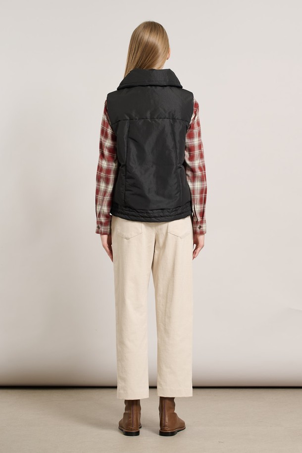 [25WT] 밴드넥 볼륨 베스트 - BLACK A5W9F50299는 여성용 베스트로, 가을과 겨울에 따뜻하게 착용할 수 있습니다. 밴드넥 디자인과 오버핏으로 캐주얼하고 스포티한 스타일을 연출하며, 볼륨감 있는 퀼팅 디테일이 특징입니다. 부드러운 촉감의 폴리에스테르 소재에 두꺼운 안감(패딩)으로 보온성을 높였습니다. 무지 디자인의 블랙 컬러로 다양한 룩에 매치하기 용이하며, 일상복으로 활용하기 좋습니다.
