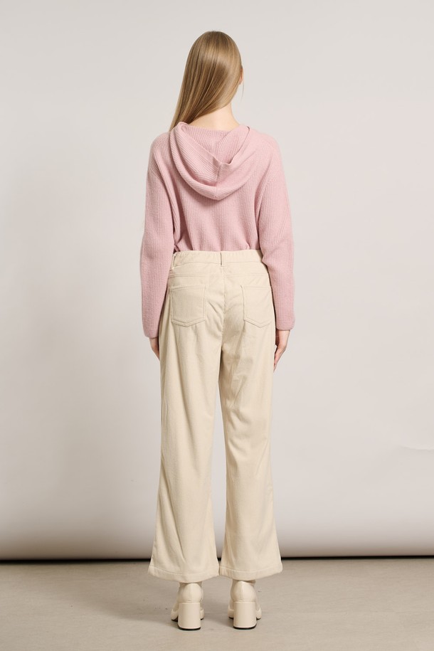 [25WT] 밴딩 코듀로이 팬츠 - 라이트 베이지 A5W9G39471는 부드러운 촉감의 코듀로이 소재로 제작된 여성용 와이드 핏 팬츠입니다. 가을과 겨울에 따뜻하게 착용할 수 있으며, 밴딩 디자인으로 편안한 착용감을 제공합니다. 라이트 베이지 컬러의 무지 디자인으로 베이직하고 캐주얼한 스타일을 연출할 수 있습니다. 넉넉한 루즈핏과 긴 기장으로 다양한 상의와 매치하기 용이합니다. 캐주얼, 클래식, 미니멀 스타일을 즐겨 입는 여성분들께 추천합니다.
