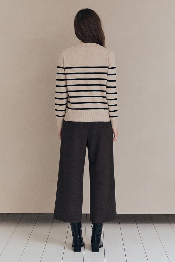 [25WT] 스트라이프 라운드넥 풀오버 - BLACK A5W9K40199는 여성용 상의로, 가을과 겨울에 착용하기 좋은 두꺼운 울 소재의 니트/스웨터입니다. 블랙 컬러에 베이직하고 캐주얼한 스트라이프 패턴이 돋보이며, 레귤러 핏의 긴소매 라운드넥 디자인으로 제작되었습니다. 부드러운 촉감과 풀오버 스타일로 편안한 착용감을 선사하며, 캐주얼, 클래식, 미니멀 스타일 연출에 활용하기 좋습니다. 일상복으로 활용하기 좋은 아이템입니다.
