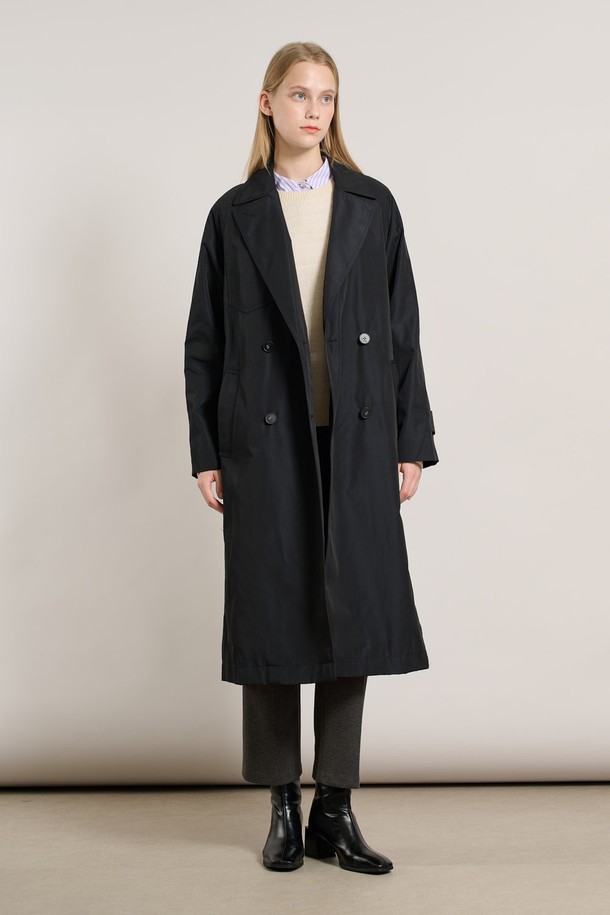 [25WT] 퀼팅 내피 탈부착형 트렌치 - DARK NAVY A5W9N70156는 여성용 아우터 트렌치코트입니다. 다크 네이비 색상의 레귤러핏으로, 봄, 가을에 착용하기 좋습니다. 무지 디자인에 더블 버튼 여밈 방식을 적용하여 클래식하고 베이직한 스타일을 연출합니다. 특히, 퀼팅 내피가 탈부착 가능하여 보온성을 조절할 수 있습니다. 출근룩, 오피스룩, 모임룩 등 다양한 TPO에 미니멀하고 시크한 스타일을 더해보세요.
