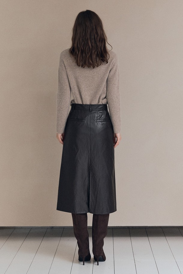 [25WT] 페이크 레더 롱 스커트 - DARK BROWN A5W9S20575는 여성용 롱 스커트입니다. 다크 브라운 색상의 인조 가죽 소재로 제작되어 가을, 겨울에 착용하기 좋습니다. A라인의 레귤러핏으로 모던하고 미니멀한 스타일을 연출하며, 뻣뻣한 촉감과 두꺼운 두께감이 특징입니다. 데이트룩, 모임룩, 미니멀, 클래식, 시크 스타일을 즐겨 입는 분들께 추천합니다. 무지 디자인으로 다양한 상의와 매치하기 용이합니다.
