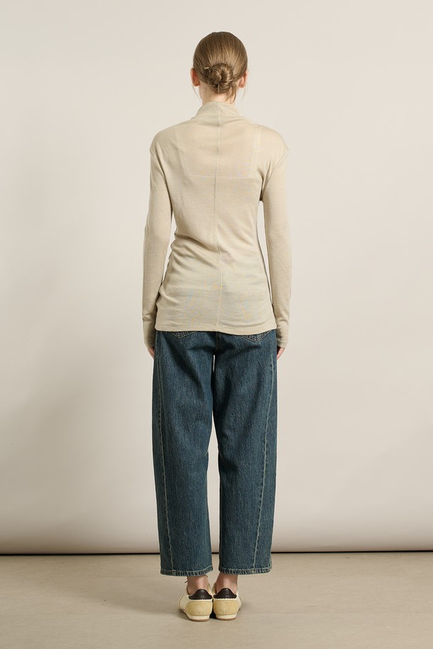 "[25WT] 울 소프트 폴라 티셔츠 - LIGHT BEIGE A5W9X40171"는 부드러운 촉감의 울 소재로 제작되어 가을, 겨울철 따뜻하게 착용하기 좋은 여성 폴라 티셔츠입니다. 라이트 베이지 컬러의 무지 디자인으로, 베이직한 스타일을 선호하는 분들께 추천드립니다. 레귤러핏과 레귤러 기장으로 편안한 착용감을 선사하며, 출근룩, 모임룩 등 다양한 TPO에 활용할 수 있습니다. 클래식, 미니멀, 캐주얼 등 어떤 스타일에도 잘 어울려 활용도가 높은 아이템입니다. 부드러운 소프트 터치로 피부에 닿는 감촉이 좋습니다.
