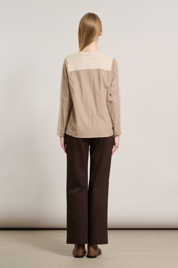 [25WT] 배색 져지 블라우스 - LIGHT BEIGE A5W9X40371는 여성스러운 스타일을 연출하는 블라우스입니다. 라이트 베이지와 브라운 컬러의 배색 디자인이 돋보이며, 얇고 부드러운 져지 소재로 제작되어 편안한 착용감을 선사합니다. 라운드넥과 7부 소매 기장, 레귤러핏 디자인으로 어떤 하의와도 잘 어울려 출근룩 또는 모임룩으로 활용하기 좋습니다. 미니멀하고 베이직한 스타일로, 봄, 가을 시즌에 제격입니다.
