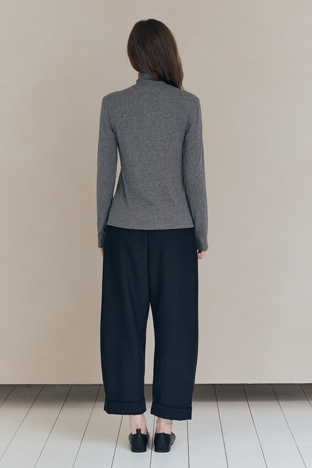 [25WT] 베이직 져지 풀오버는 여성용 풀오버로, 가을과 겨울에 따뜻하게 입을 수 있는 두꺼운 져지 소재의 제품입니다. 라이트 그레이 색상의 무지 디자인에 레귤러핏과 터틀넥이 적용되어 베이직하면서도 세련된 스타일을 연출합니다. 긴 소매 기장과 부드러운 촉감으로 편안한 착용감을 선사하며, 데일리 아이템으로 활용하기 좋습니다. 클래식, 미니멀, 캐주얼 등 다양한 스타일과 매치하여 폭넓게 활용할 수 있습니다.
