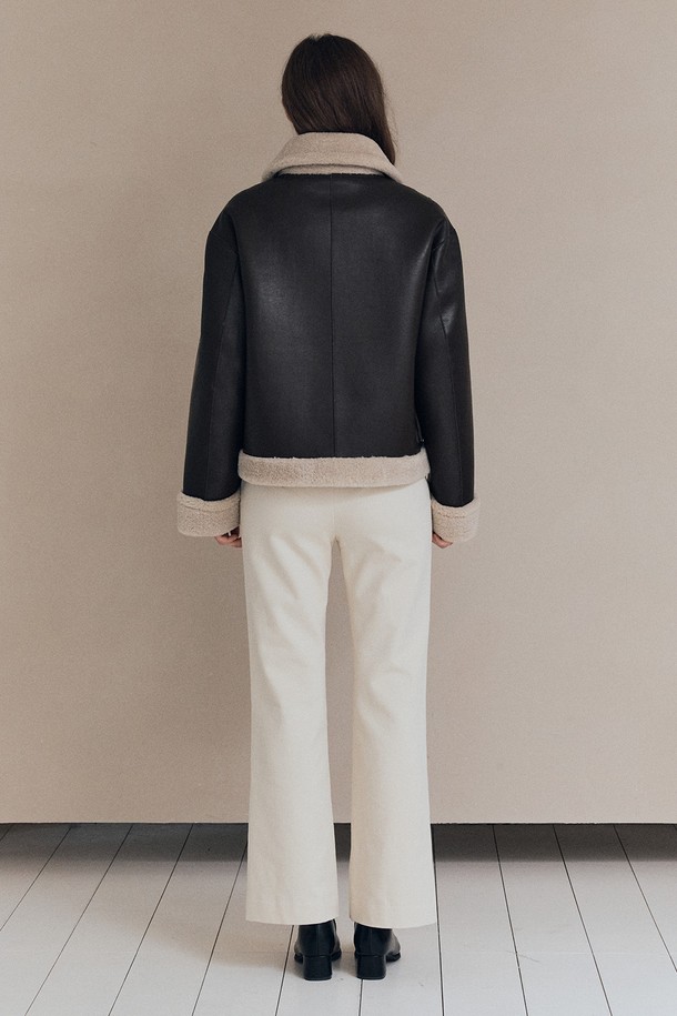 [25WT] 모노윈터 페이크레더 무스탕 - DARK BROWN A5WAF81175는 여성용 아우터 무스탕입니다. 다크 브라운 컬러의 무지 디자인으로, 겨울철 캐주얼 및 베이직 스타일 연출에 적합합니다. 두꺼운 두께감의 인조가죽 소재로 제작되어 부드러운 촉감을 제공하며, 긴 소매와 버클 여밈 방식으로 디자인되었습니다. 레귤러핏과 페이크 레더, 퍼 트리밍 디테일이 특징이며, 일상복으로 활용하기 좋습니다.
