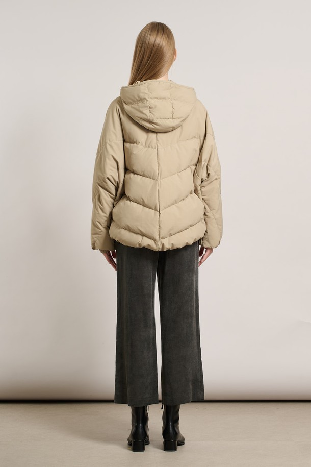 [25WT] 후드 탈착 코쿤다운 - LIGHT BEIGE A5WAF81271는 겨울철 데일리룩에 어울리는 여성용 다운 점퍼입니다. 베이직한 디자인에 무지 패턴으로 미니멀, 클래식, 캐주얼 스타일을 연출하기 좋습니다. 부드러운 촉감의 나일론, 폴리에스터 혼방 소재로 제작되었으며, 넉넉한 루즈핏과 크롭 기장으로 편안하게 착용할 수 있습니다. 후드는 탈착 가능하며, 방풍 기능과 보온성을 갖춰 추운 날씨에도 따뜻하게 입을 수 있습니다. 거위 솜털과 깃털 안감으로 뛰어난 보온성을 제공하며, 지퍼와 스냅으로 여밈이 가능합니다.
