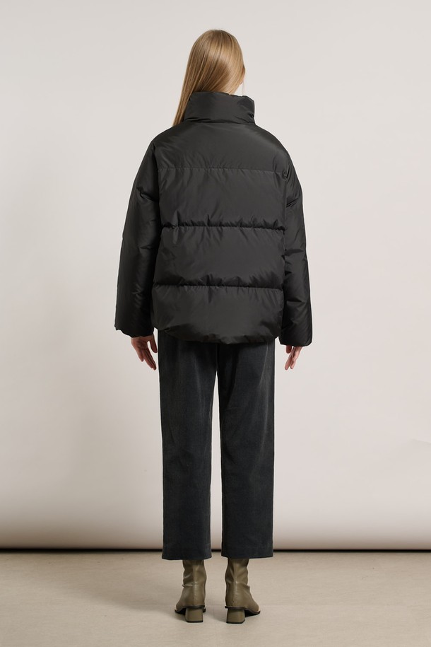 [25WT] 밴드넥 구스다운 - BLACK A5WAF81699는 여성용 아우터로, 추운 겨울철 일상에서 따뜻하게 착용할 수 있는 구스다운 패딩입니다. 블랙 컬러의 무지 디자인으로 미니멀, 클래식, 캐주얼 스타일을 모두 소화할 수 있으며, 오버핏 크롭 기장으로 트렌디함을 더했습니다. 부드러운 촉감의 두꺼운 구스다운 충전재가 뛰어난 보온성을 제공하며, 밴드넥 디자인과 버튼 여밈으로 깔끔한 실루엣을 연출합니다. 긴 소매 기장으로 더욱 따뜻하게 착용 가능합니다.
