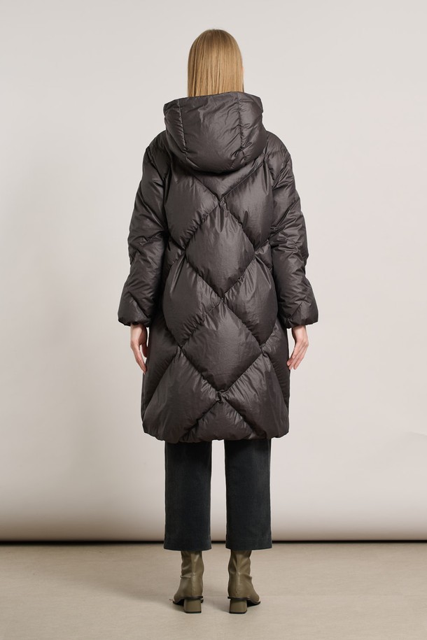 [25WT] 후드 빅 다이아 구스다운 - DARK GRAY A5WAF82417는 추운 겨울, 당신을 따뜻하게 감싸줄 여성용 롱 기장의 구스다운 아우터입니다. 다크 그레이 컬러에 베이직한 스타일로, 어떤 옷에도 쉽게 매치할 수 있으며, 오버핏 디자인으로 편안한 착용감을 선사합니다. 
빅 다이아 퀄팅 디자인이 돋보이며, 부드러운 촉감과 두꺼운 두께로 뛰어난 보온성을 제공합니다. 후드 타입에 집업 스타일로 간편하게 입고 벗을 수 있으며, 긴 소매 기장으로 더욱 따뜻하게 몸을 보호합니다. 여행룩, 캠핑룩 등 다양한 TPO에 활용 가능하며, 미니멀, 클래식, 캐주얼 스타일을 즐기는 분들께 추천합니다.
