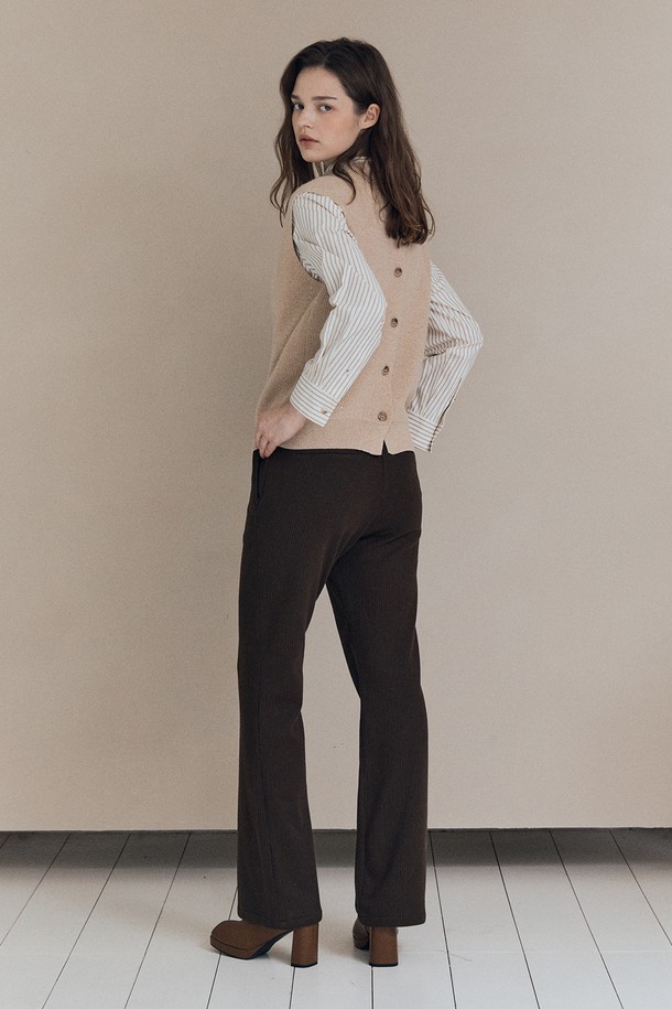 [25WT] 투웨이 글리터리 베스트 - 라이트 베이지 A5WAK51171는 여성용 베스트입니다. 가을과 겨울에 어울리는 두꺼운 두께감의 니트 소재로 제작되었으며, 부드러운 촉감을 선사합니다. 하이넥 디자인과 민소매 스타일로, 베이직한 스타일에 글리터 디테일이 더해져 포인트를 줍니다. 레귤러핏으로 편안하게 착용 가능하며, 크롭 기장으로 다양한 스타일 연출에 활용할 수 있습니다. 미니멀하고 클래식한 스타일을 선호하는 분들께 추천합니다.
