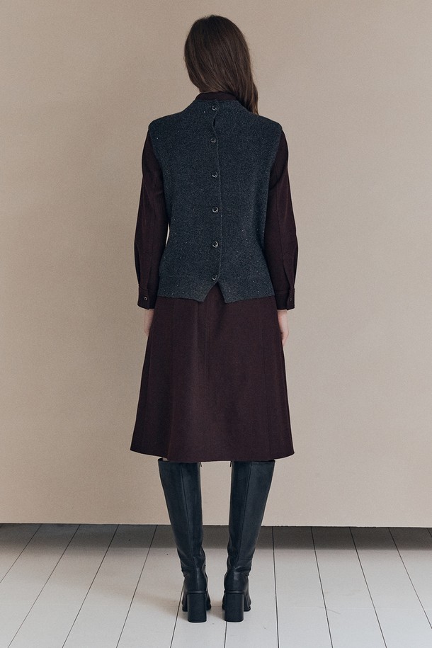 [25WT] 투웨이 글리터리 베스트 - CHARCOAL GRAY A5WAK51198는 차콜 그레이 색상의 여성용 베스트입니다. 울 소재로 제작되어 가을, 겨울에 착용하기 좋으며, 라운드넥에 레귤러핏으로 제작되었습니다. 베이직하면서도 클래식한 스타일을 연출하며, 글리터 패턴과 투웨이 디자인이 특징입니다. 출근룩과 모임룩 모두에 활용 가능하며, 뻣뻣한 촉감과 두꺼운 두께감으로 따뜻함을 더합니다.
