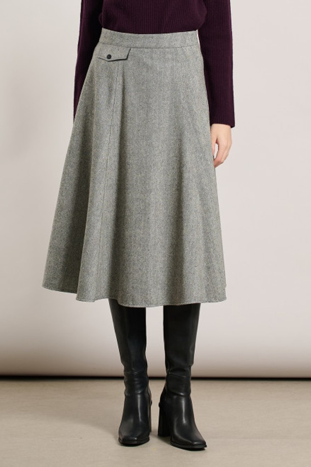 [25WT] 헤링본 플레어 스커트 - BLACK A5WAS21399는 가을, 겨울 시즌에 어울리는 여성용 플레어 스커트입니다. 울 소재로 제작되어 부드러운 촉감과 두꺼운 두께감으로 따뜻하게 착용할 수 있습니다. 클래식하고 베이직한 무드의 블랙 컬러 헤링본 패턴이 특징이며, A라인 실루엣의 플레어핏으로 여성스러운 분위기를 연출합니다. 오피스룩, 출근룩, 모임룩 등 다양한 TPO에 활용 가능하며, 미니멀, 시크 스타일을 선호하는 분들께 추천합니다.
