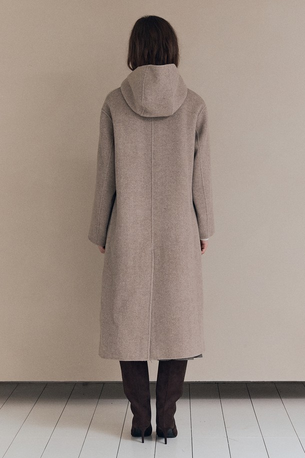 [25WT] 롱후드 핸드메이드코트 - M BEIGE A5WBH83272는 여성 고객을 위한 베이지 색상의 롱 후드 핸드메이드 코트입니다. 가을, 겨울 시즌에 어울리는 두꺼운 울 소재로 제작되어 부드러운 촉감을 선사하며, 루즈핏 디자인으로 편안한 착용감을 제공합니다. 미니멀하고 베이직한 스타일로 출근룩에 활용하기 좋으며, 무지 디자인과 버튼 여밈 방식을 갖추어 깔끔한 실루엣을 연출합니다. 긴 소매 기장의 후드 코트로, 간결하면서도 세련된 분위기를 완성합니다.
