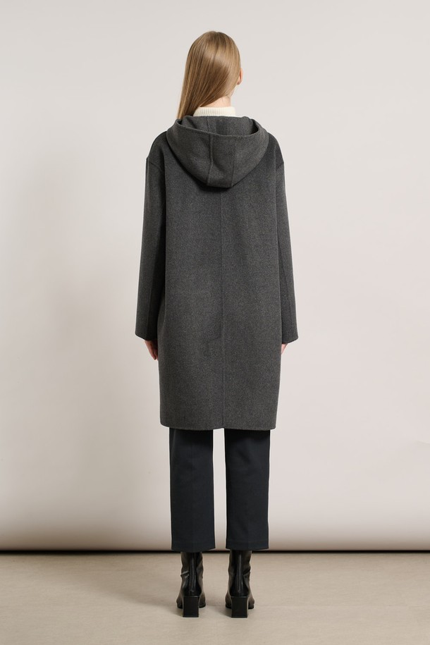 [25WT] 후드 탈부착 핸드메이드 코트 - CHARCOAL GRAY A5WBH83498는 가을, 겨울 시즌에 어울리는 여성용 코트입니다. 차콜 그레이 색상의 무지 패턴으로 미니멀하고 클래식한 스타일을 연출하며, 오버핏으로 편안한 착용감을 선사합니다. 울 소재로 제작되어 두꺼운 두께감을 자랑하며, 후드 탈부착이 가능하여 다양한 스타일을 연출할 수 있습니다. 싱글 버튼 여밈 방식과 긴 소매 기장으로 세련된 디자인을 완성하여 출근룩, 오피스룩, 모임룩 등 TPO에 적합하며, 클래식, 미니멀, 시크 스타일에 잘 어울립니다.

