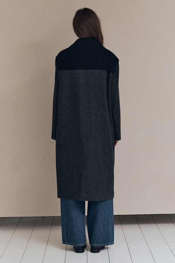 세련된 스타일을 완성하는 [25WT] 세일러 니트 카라 코트 - KHAKI A5WBH84945입니다. 부드러운 촉감의 니트 소재로 제작되어 가을, 겨울 시즌 따뜻하게 착용할 수 있습니다. 롱 기장에 레귤러 핏으로, 클래식하고 베이직한 디자인을 연출하며, 카키 컬러와 무지 패턴이 세련된 분위기를 더합니다. 세일러 코트 타입에 버튼 여밈 방식으로 편안하게 즐길 수 있으며, 출근룩, 모임룩, 데이트룩 등 다양한 TPO에 활용 가능합니다. 미니멀, 시크 스타일을 선호하는 여성에게 추천합니다.
