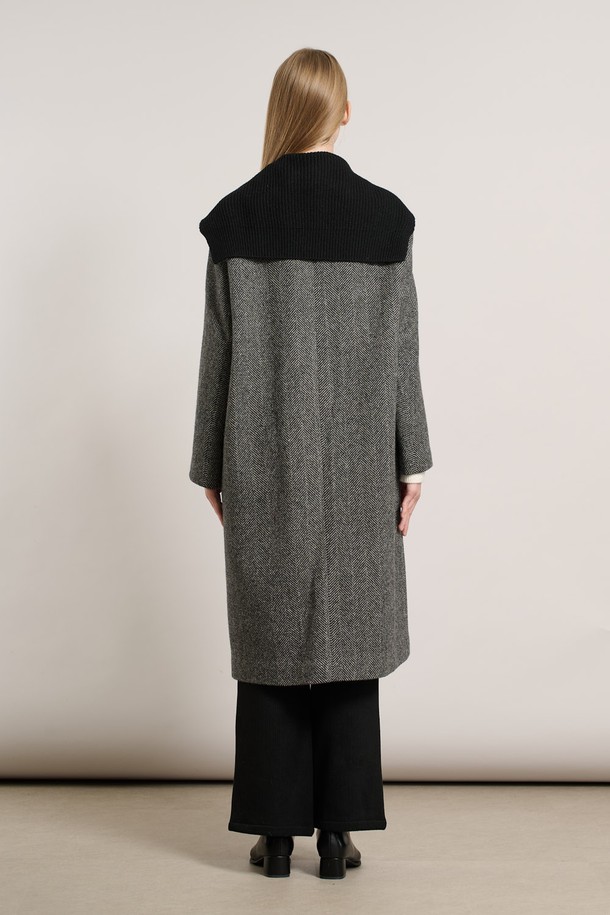 [25WT] 세일러 니트 카라 코트 - BLACK A5WBH84999는 가을, 겨울 시즌 여성의 우아한 스타일을 완성하는 코트입니다. 블랙 컬러의 무지 디자인으로, 출근룩, 오피스룩, 모임룩 등 다양한 TPO에 활용 가능합니다. 울 소재에 두꺼운 두께감으로 따뜻함을 더하며, 세일러 스타일의 니트 카라가 포인트로 클래식하면서도 시크한 분위기를 연출합니다. 레귤러핏의 미디엄 기장으로 편안한 착용감을 선사하며, 싱글 버튼 여밈으로 깔끔하게 마무리됩니다. 베이직하면서도 세련된 디자인으로 두고두고 즐겨 입을 수 있는 아이템입니다.
