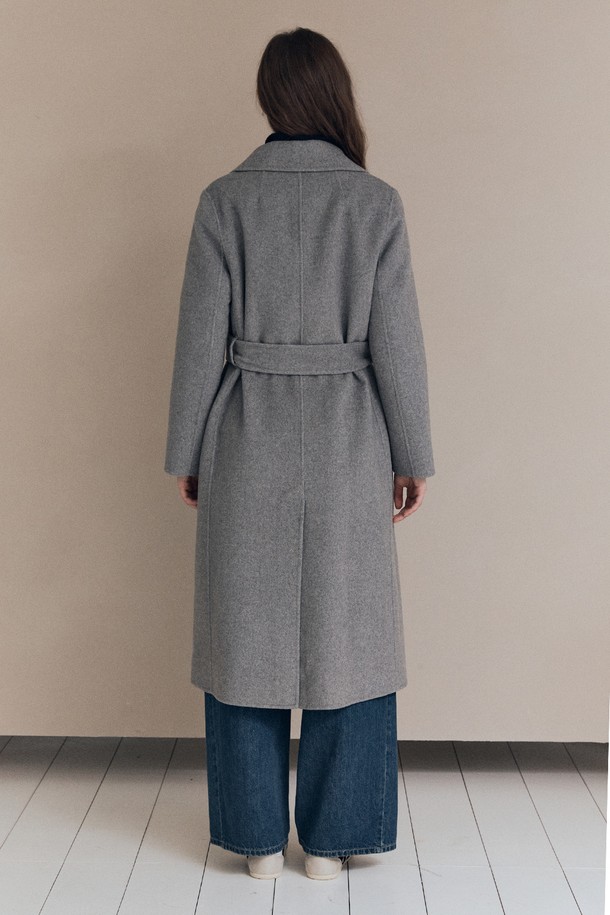 [25WT] 핸드메이드 더블 코트 - DARK GRAY A5WBH83117는 여성 고객을 위한 아우터입니다. 다크 그레이 컬러의 무지 디자인으로, 클래식하고 미니멀한 스타일을 연출합니다. 울 소재의 롱 기장 핸드메이드 더블 코트로, 가을과 겨울에 두꺼운 두께감으로 따뜻하게 착용할 수 있습니다. 테일러드 칼라와 긴 소매, 레귤러 핏으로 세련된 오피스룩, 출근룩, 모임룩을 완성해보세요.
