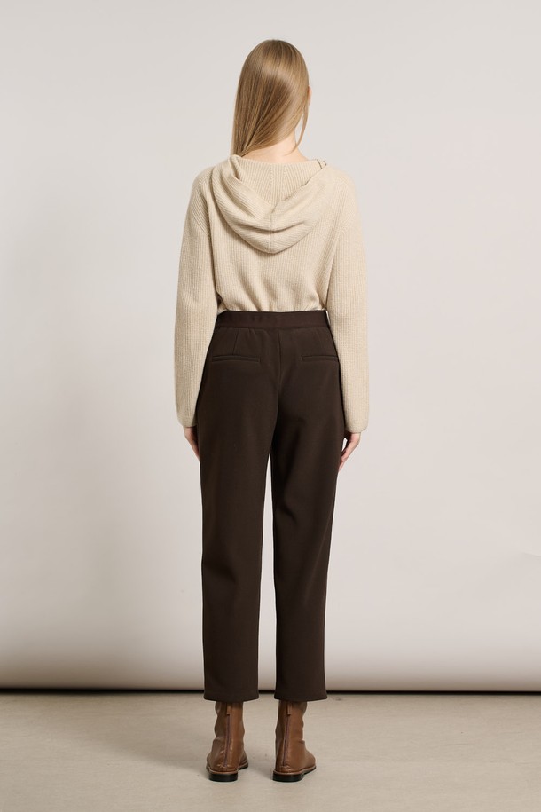 [25WT] 뒤밴드 기모 팬츠 - DARK BROWN A5WBP34075는 쌀쌀한 날씨에 따뜻하게 착용하기 좋은 여성용 기모 팬츠입니다. 다크 브라운 컬러의 스트레이트 핏 긴 바지로, 베이직하고 캐주얼한 스타일을 연출합니다. 겉감은 부드러운 촉감이며, 안감은 기모로 처리되어 보온성을 높였습니다. 허리 뒷부분에 밴딩 디테일이 있어 편안한 착용감을 제공하며, 출근룩, 캐주얼, 미니멀, 클래식 등 다양한 스타일로 활용하기 좋습니다. 가을, 겨울 시즌에 어울리는 두께감 있는 팬츠입니다.
