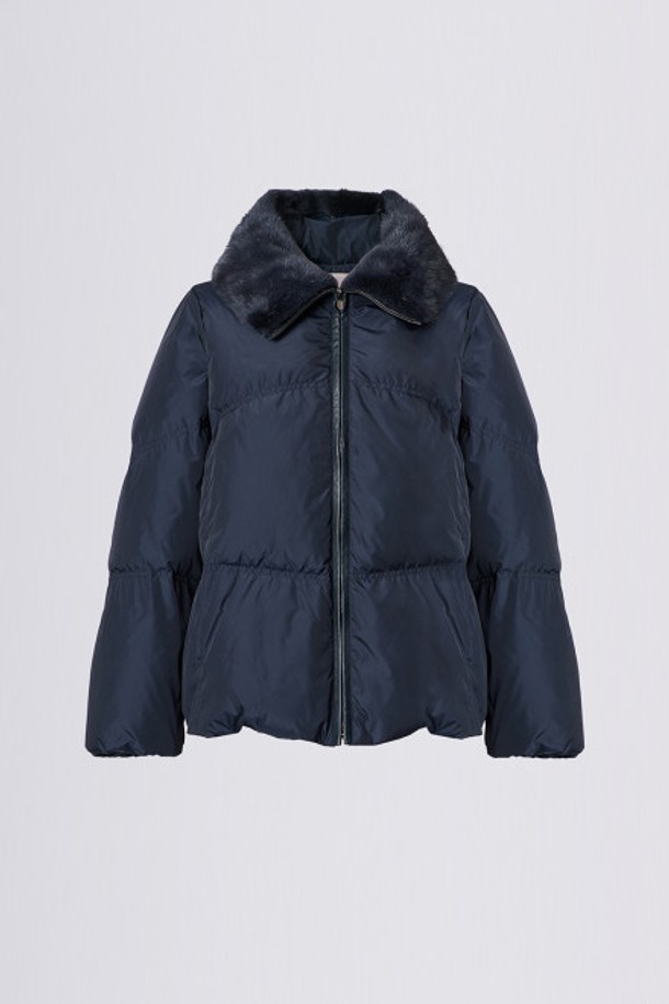 [25WT] 프리미엄 퍼 카라 숏다운 (NAVY B5DAF83155)은 여성스러운 실루엣을 연출하는 숏 기장의 다운 점퍼입니다. 탈부착 가능한 밍크 카라와 소매 리브 디테일이 고급스러운 분위기를 더하며, 캐주얼, 클래식, 오피스룩 등 다양한 스타일에 매치하기 좋습니다. 네이비, 다크 베이지 두 가지 색상으로 출시되었으며, 구스다운 충전재를 사용하여 뛰어난 보온성을 제공합니다. 허리 및 밑단 스트링으로 핏 조절이 가능하며, 가볍고 부드러운 촉감으로 편안하게 착용할 수 있습니다. 겨울철, 세련되고 따뜻한 스타일링을 완성해보세요.
