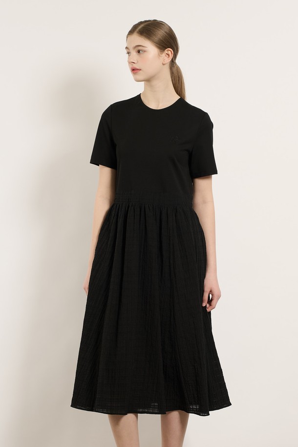 [25SU] 반팔 세트 원피스 - BLACK B5M3O60399는 여름철 일상과 데일리룩에 모두 잘 어울리는 여성용 반팔 원피스입니다. 부드러운 레이온, 폴리에스터, 나일론, 면 혼방 소재로 제작되었으며, 얇은 두께와 A라인 플레어핏으로 우아하고 세련된 무드를 연출합니다. 허리 셔링 디테일과 다리가 길어 보이는 실루엣이 돋보이며, 세트로 구성되어 활용도를 높였습니다.
