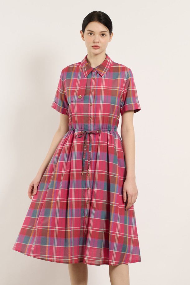 여성스러운 무드를 연출하는 [25SU] 스트링 체크 반소매 원피스는 핑크 컬러와 체크 패턴이 돋보이는 아이템입니다. 부드러운 면 소재로 제작되었으며, 허리 스트링 디테일과 여유로운 핏으로 편안하게 착용할 수 있습니다. 안감은 면 100%로 제작되었고, 버튼업 디자인으로 스타일리시한 데일리룩을 완성해보세요.
