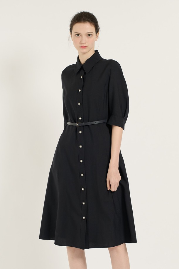 [25SU] 벨티드 울 원피스는 모 100% 소재로 제작되어 부드러운 촉감과 뛰어난 보온성을 자랑합니다. 클래식한 디자인과 우아한 A라인 실루엣이 돋보이며, 허리 벨트와 전면 버튼 디테일로 여성스러운 매력을 더했습니다. 네이비와 베이지 두 가지 컬러로 출시되어 데일리룩부터 특별한 날까지 폭넓게 활용할 수 있는 사계절 원피스입니다.
