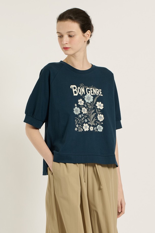 [25SU] BCBG 썸머 플라워 티셔츠는 페트롤, 아이보리, 크림 화이트 색상으로 제공되는 여성용 반소매 티셔츠입니다. 면 소재의 루즈핏 티셔츠로, 라운드넥 디자인에 플리츠 소매 디테일과 입체적인 플라워 패턴이 특징입니다. 얇고 부드러운 촉감으로 여름철 일상복으로 편안하게 착용할 수 있으며, 자연스러운 드레이프와 활동성이 좋은 실루엣을 선사합니다.
