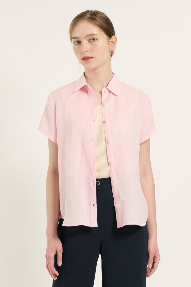[25SU] 린넨 캡소매 셔츠 - LIGHT PINK는 시원한 린넨과 면 혼방 소재로 제작되어 여름철 데일리룩에 적합합니다. 부드러운 촉감과 얇은 두께감으로 편안한 착용감을 선사하며, 캡소매 디자인과 베이직한 스타일이 특징입니다. 단독 착용은 물론 레이어드 스타일링까지 가능하며, 셔츠칼라와 버튼 디테일로 포인트를 더했습니다.
