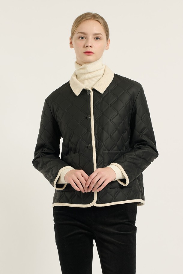 [25WT] 코듀로이 배색 카라 퀼팅 - BLACK B5D9I87199는 겨울철 따뜻하고 스타일리시하게 연출할 수 있는 여성용 퀼팅 재킷입니다. 부드러운 레이온, 폴리에스테르, 코듀로이 혼방 소재로 제작되어 포근한 착용감을 선사하며, 두꺼운 두께감으로 보온성을 높였습니다. 블랙 컬러에 브라운 배색 카라 디자인과 소매, 밑단 트림으로 클래식하면서도 엘레강스한 분위기를 자아냅니다. 레귤러핏에 버튼 여밈 방식으로 편안하게 착용 가능하며, 데일리룩, 모임룩, 데이트룩 등 다양한 TPO에 활용할 수 있습니다. 미니멀, 시크 스타일을 즐기는 여성분들께 추천하는 겨울 필수 아이템입니다.
