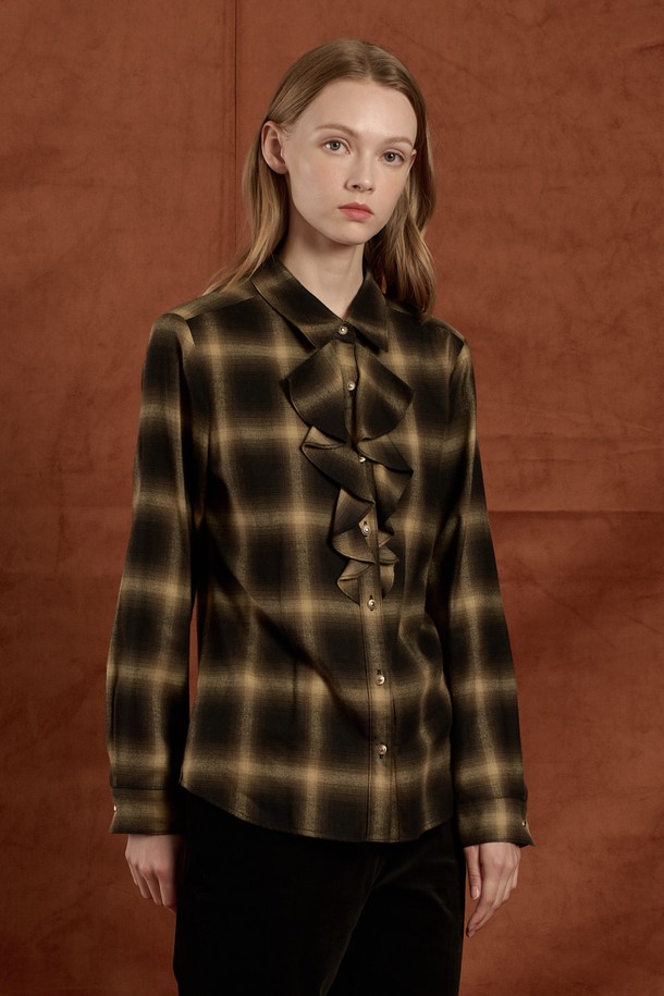 [25WT] 러플 체크 블라우스 - KHAKI B5W9B40245는 가을, 겨울 시즌에 어울리는 여성 블라우스입니다. 클래식한 무드의 카키 컬러 체크 패턴이 돋보이며, 라운드넥과 긴 소매, 레귤러핏으로 디자인되었습니다. 부드러운 면과 레이온 혼방 소재로 제작되어 간편한 착용감을 선사하며, 두꺼운 두께감으로 따뜻하게 입을 수 있습니다. 러플 디테일과 버튼 장식이 여성스러운 포인트를 더하며, 단독 또는 레이어드 스타일링 모두 활용 가능합니다. 가을 나들이룩, 겨울 데일리룩, 모임룩 등 다양한 TPO에 맞춰 클래식, 미니멀, 캐주얼 스타일로 연출해보세요.
