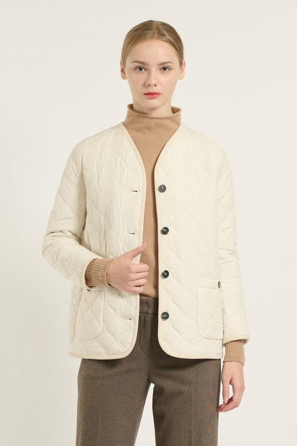 아이보리 컬러의 [25WT] 브이넥 바인딩 퀼팅 점퍼입니다. 가을과 겨울에 착용하기 좋은 두꺼운 두께감으로, 캐주얼하고 베이직한 스타일을 연출합니다. 크롭 기장에 7부 소매, 브이넥 디자인과 바인딩 디테일이 특징입니다. 레귤러핏으로 편안하게 착용 가능하며, 퀼팅 패턴이 돋보입니다. 일상복으로 활용하기 좋은 여성 점퍼입니다.
