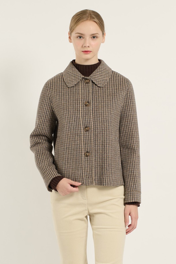 [25WT] 스탠카라 크롭 체크 핸드메이드 재킷은 여성용 아우터로, 가을과 겨울에 착용하기 좋은 두꺼운 울 소재의 재킷입니다. 베이지 컬러에 클래식하고 미니멀한 무드의 체크 패턴이 특징이며, 스탠카라 디자인과 크롭 기장으로 세련된 실루엣을 연출합니다. 핸드메이드 방식으로 제작되어 높은 퀄리티를 자랑하며, 레귤러핏으로 제작되어 편안한 착용감을 제공합니다. 버튼 여밈 방식과 긴 소매 기장으로 오피스룩, 출근룩, 모임룩 등 다양한 TPO에 활용할 수 있습니다.
