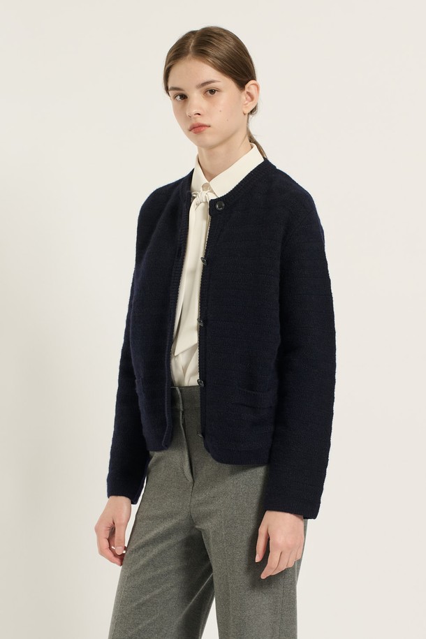 [25WT] 글리터 텍스처 스트라이프 가디건 - DARK NAVY B5D9K10256은 여성용 가디건으로, 다크 네이비 컬러에 글리터 텍스처 스트라이프 패턴이 돋보입니다. 봄, 가을 시즌에 적합하며, 베이직한 스타일을 연출하기 좋습니다. 부드러운 니트 소재로 제작되어 편안한 착용감을 제공하며, 레귤러 핏과 라운드넥 디자인으로 깔끔한 실루엣을 선사합니다. 크롭 기장에 긴 소매 디테일이 더해져 미니멀, 클래식, 캐주얼 룩에 모두 잘 어울립니다.
