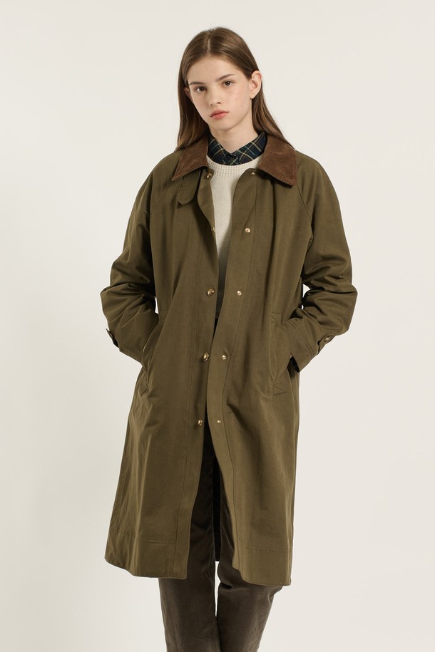 [25WT] 래글런 라이너 트렌치 코트 - KHAKI BROWN B5D9N70285는 클래식, 베이직, 캐주얼 스타일을 아우르는 여성용 트렌치 코트입니다. 카키 브라운, 블랙 두 가지 색상으로 출시되었으며, 봄, 가을, 겨울, 간절기 모두 착용 가능합니다. 무지 패턴에 롱 기장, 래글런 소매 디자인으로 편안한 착용감을 선사하며, 탈부착 라이너가 있어 보온성을 조절할 수 있습니다. 면, 폴리에스터, 나일론 혼방 소재로 제작되었으며, 부드러우면서도 튼튼한 촉감을 느낄 수 있습니다. 싱글 버튼과 스냅 여밈 방식, 히든 버튼 디테일로 깔끔한 디자인을 완성했습니다. 출근룩, 오피스룩, 모임룩 등 다양한 TPO에 활용 가능합니다.
