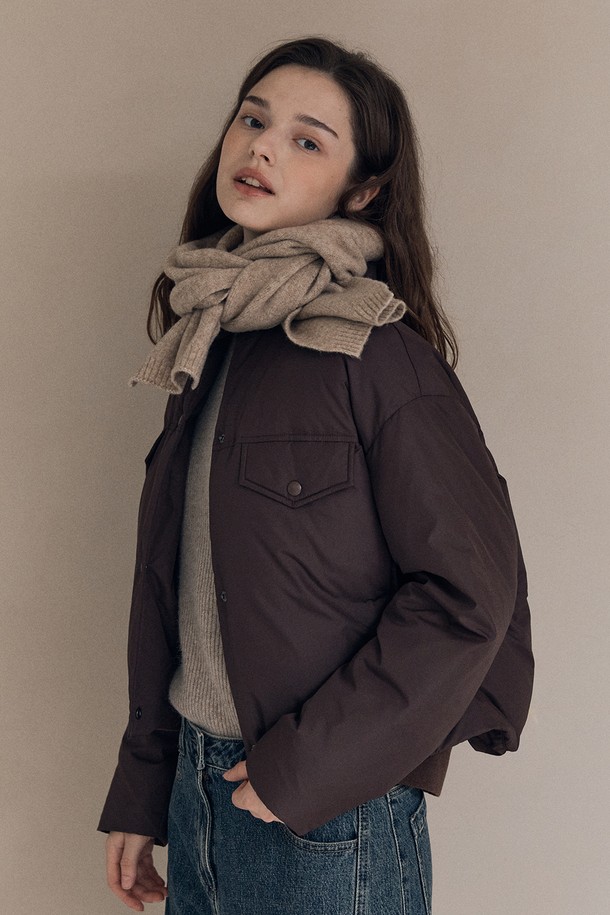 [25WT] 셔츠카라 숏 덕다운 - 다크 브라운 A5W9F80375는 여성용 아우터입니다. 캐주얼 및 베이직 스타일의 숏 기장 숏패딩으로, 셔츠 카라 디자인이 특징입니다. 겨울철 보온성을 제공하며, 오버핏으로 제작되어 편안한 착용감을 선사합니다. 부드러운 촉감의 덕다운 소재와 긴 소매 기장, 다크 브라운 컬러의 무지 디자인으로 미니멀한 스타일을 연출합니다. 집업 방식으로 간편하게 착용할 수 있습니다.
