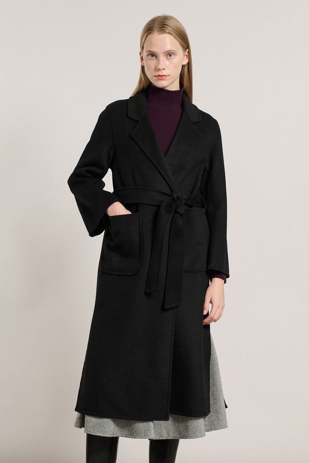 [25WT] 벨티드 핸드메이드 코트 - BLACK A5WAH88299는 미니멀하고 클래식한 스타일을 추구하는 여성 고객을 위한 롱 기장의 핸드메이드 코트입니다. 울 소재로 제작되어 두꺼운 두께감을 자랑하며, 가을과 겨울 시즌에 따뜻하게 착용할 수 있습니다. 블랙 컬러의 무지 디자인은 어떤 룩에도 쉽게 매치할 수 있으며, 벨트 디테일로 허리 라인을 강조하여 세련된 실루엣을 연출합니다. 오피스룩, 출근룩, 모임룩 등 다양한 TPO에 활용 가능하며, 시크하고 세련된 스타일을 완성해 줍니다. 긴 소매 기장과 루즈핏으로 편안함과 스타일을 동시에 만족시키는 아이템입니다.
