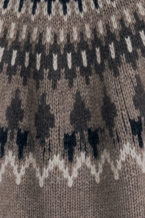 [25WT] 노르딕 클로크 라쿤 풀오버 - DARK BEIGE A5WBK43173는 부드러운 촉감의 울과 라쿤 소재로 제작되어 가을, 겨울 시즌에 따뜻하게 착용할 수 있는 여성용 니트/스웨터입니다. 다크 베이지 컬러에 노르딕 패턴이 더해져 캐주얼하면서도 베이직한 스타일을 연출합니다. 레귤러핏 터틀넥 디자인과 긴 소매 기장으로 보온성을 높였으며, 풀오버 스타일과 라쿤 퍼 디테일이 특징입니다. 두꺼운 두께감으로 포근함을 더하여 일상에서 편안하게 즐기기 좋습니다.
