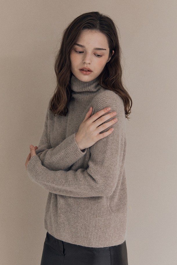 [25WT] 카멜 폴라 풀오버 - DARK BEIGE A5WBK43273는 부드러운 울 소재로 제작되어 가을과 겨울에 따뜻하게 착용할 수 있는 여성용 터틀넥 풀오버입니다. 다크 베이지 컬러의 무지 디자인으로 베이직하고 미니멀한 스타일을 연출하며, 레귤러핏과 긴소매 기장으로 편안함을 더합니다. 출근룩과 모임룩에 모두 잘 어울리며, 클래식, 미니멀, 캐주얼 등 다양한 스타일을 소화할 수 있습니다. 두께감 있는 소재로 포근함을 선사하며, 폴라넥 디자인이 특징입니다.
