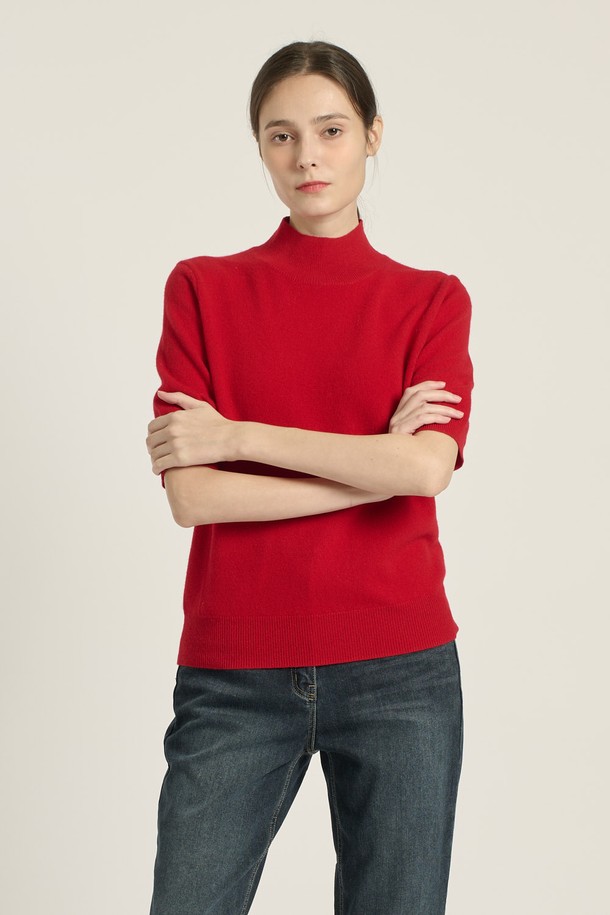 [25WT] 프린세스라인 하프슬리브 풀오버 - RED B5DAK31124는 여성스러운 실루엣을 연출하는 하프 슬리브(반소매) 풀오버입니다. 부드러운 모 소재로 제작되어 봄, 가을, 겨울 시즌에 착용하기 좋으며, 일상, 데일리룩은 물론 출근룩, 모임룩까지 소화 가능한 활용도 높은 아이템입니다. 레귤러 핏에 하프넥 디자인으로 우아하고 세련된 분위기를 더하며, 솔리드(무지) 패턴으로 미니멀하고 클래식한 스타일을 완성합니다. 다양한 하의와 매치하여 캐주얼하면서도 세련된 스타일을 연출해보세요.
