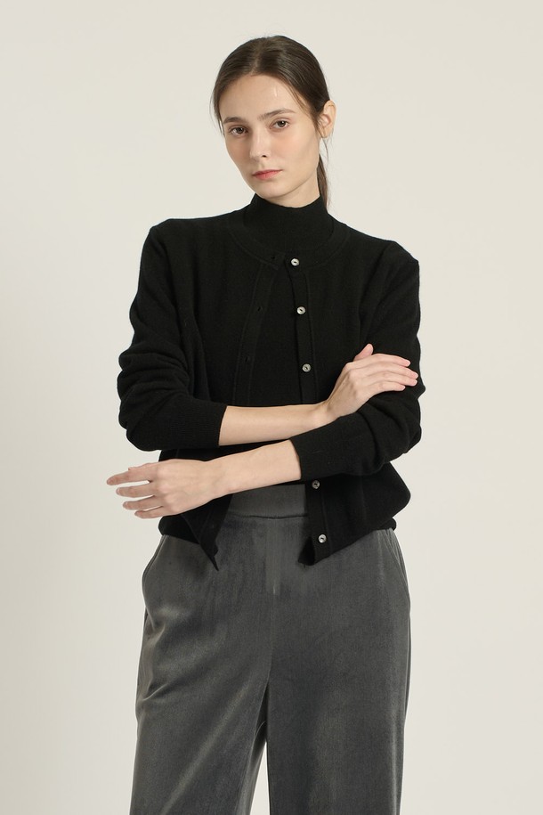 [25WT] 프린세스라인 가디건 - BLACK B5DAK21199는 여성스러운 실루엣을 연출하는 블랙 컬러의 가디건입니다. 부드러운 모(울) 소재로 제작되어 포근한 착용감을 선사하며, 라운드넥과 긴 소매 디자인으로 단정함을 더합니다. 슬림핏으로 떨어지는 프린세스라인과 싱글 버튼 디테일이 우아하고 세련된 분위기를 자아냅니다. 오피스룩과 모임룩은 물론, 일상에서도 폭넓게 활용할 수 있는 베이직 아이템입니다. 봄, 가을, 겨울, 간절기 모두 착용 가능합니다.
