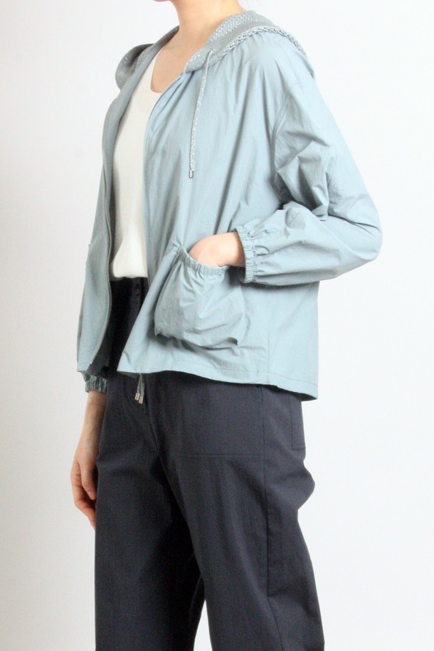 [25SU] 니트 후드 점퍼는 가벼운 착용감의 여성용 아우터로, 일상에서 캐주얼하고 베이직한 스타일을 연출하기에 좋습니다. 얇은 두께의 나일론, 레이온 혼방 소재로 제작되었으며, 부드러운 촉감을 자랑합니다. LIGHT BLUE 색상에 후드 스트링 조절, 아웃 포켓 스트링, 매끄러운 지퍼 디테일까지 더해진 긴소매 레귤러핏 니트 후드 점퍼입니다.
