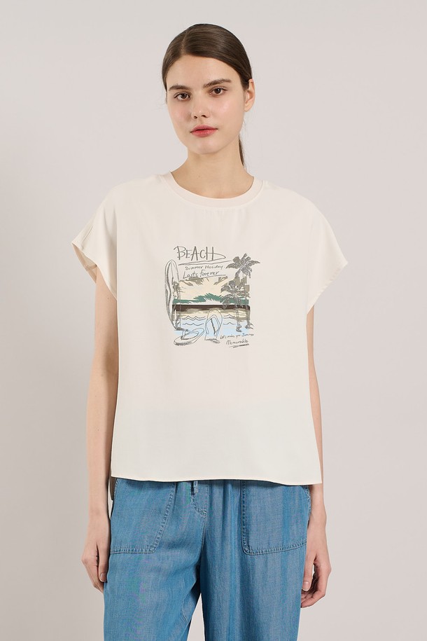 [25SU] 썸머 프린트 블라우스는 부드러운 폴리에스터와 폴리우레탄 혼방 소재로 제작되어 가볍고 편안한 착용감을 선사합니다. 라운드넥에 반소매 디자인, 루즈핏으로 여유로운 실루엣을 연출하며, 드롭 숄더 디테일이 특징입니다. 아이보리, 다크 네이비 두 가지 색상으로 출시되었으며, 캐주얼하면서도 빈티지한 무드의 프린트가 돋보여 일상복으로 활용하기 좋습니다.
