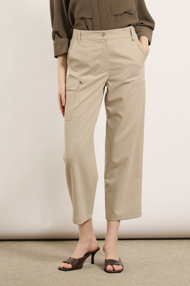 [25SU] 사이드 포켓 스트레이트 팬츠 - M BEIGE는 부드러운 촉감과 여유로운 핏으로 편안하게 착용 가능한 여성용 스트레이트 팬츠입니다. M BEIGE와 NAVY 두 가지 색상으로 출시되었으며, 여름철 일상복으로 활용하기 좋습니다. 사이드 포켓 디테일이 돋보이며 다리 라인을 길어 보이게 연출하여 다양한 체형에 잘 어울립니다.
