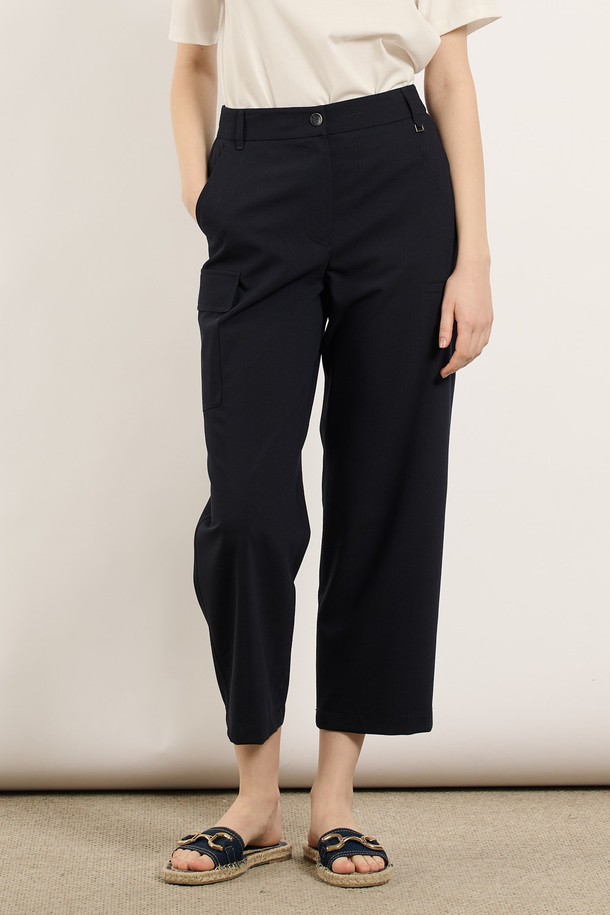 [25SU] 사이드 포켓 스트레이트 팬츠 - NAVY B5M4P33455는 부드러운 촉감과 뛰어난 형태 유지력을 자랑하는 여성용 스트레이트핏 팬츠입니다. 폴리에스터, 레이온, 폴리우레탄, 아크릴, 모 혼방 소재로 제작되어 편안한 착용감을 선사하며, 데일리, 캐주얼, 세미캐주얼 등 다양한 스타일에 활용하기 좋습니다. 양쪽 사이드 포켓 디테일과 세련된 실루엣이 돋보이는 베이직한 디자인으로, 여름 시즌에 시원하게 즐길 수 있는 긴 기장의 네이비 색상 팬츠입니다.
