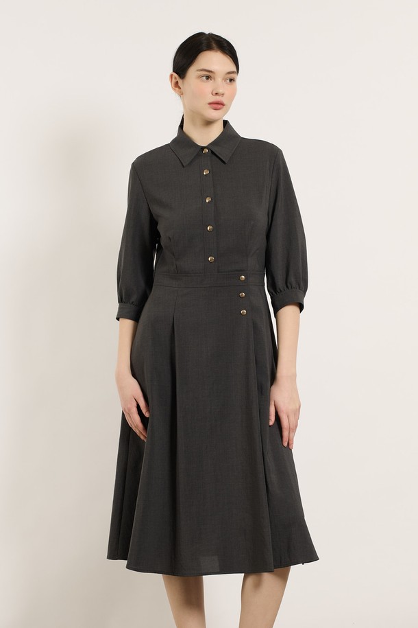 [25SU] 버튼 포인트 포멀 원피스 - CHARCOAL GRAY B5M4O63498은 차콜 그레이 색상의 폴리에스터 소재 포멀 원피스입니다. 7부 소매에 차이나칼라 디자인, A라인 치마, 버튼 디테일이 돋보이며, 어깨선과 허리 라인을 강조하여 클래식하고 포멀한 무드를 연출합니다. 얇은 두께감과 안감으로 여름철 오피스룩, 하객패션, 격식 있는 자리에 적합합니다.
