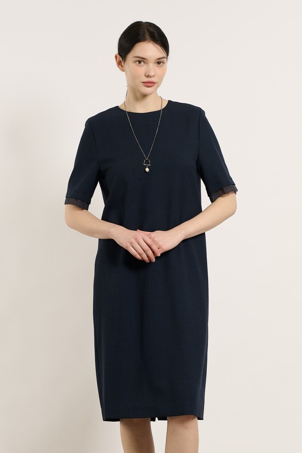 [25SU] 쉬어 소매 스트레이트 원피스는 네이비 색상의 폴리에스터 소재로 제작되었으며, 여름 시즌에 어울리는 여성용 스트레이트 원피스입니다. 우아하고 세련된 무드를 연출하며, 쉬어 소매 디테일과 깔끔한 실루엣이 특징입니다. 격식 있는 모임이나 데일리룩으로 활용하기 좋고, 라운드넥 디자인에 안감이 있어 편안하게 착용할 수 있습니다.
