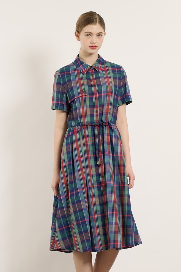 [25SU] 스트링 체크 반소매 원피스 - GREEN 색상으로, 세련되고 자연스러운 무드를 연출합니다. 면 소재의 체크 패턴이 돋보이며, 허리 스트링 디테일과 무릎 아래 기장으로 잘록한 핏을 선사하는 여성용 반소매 원피스입니다. 칼라 네크라인과 소매 끝단 버튼, 안감 디자인으로 일상 또는 특별한 자리에도 잘 어울립니다.
