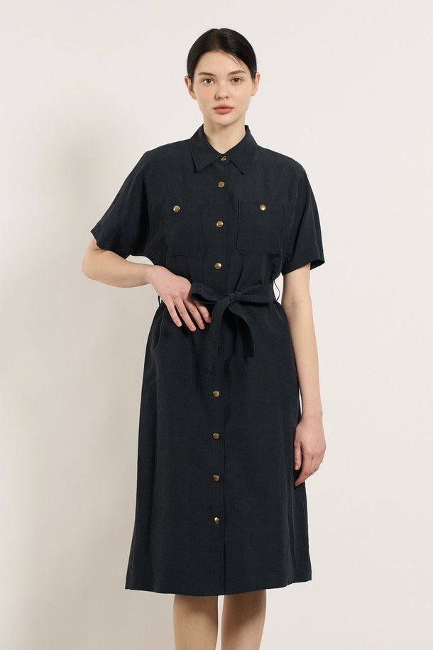 [25SU] 투포켓 린넨 벨티드 원피스 - DARK NAVY B5M4O62856은 린넨, 레이온, 폴리에스터 혼방 소재로 제작된 여성용 여름 원피스입니다. 다크 네이비 색상의 무지 패턴이며, 셔츠칼라와 반소매 디자인으로 클래식한 무드를 연출합니다. 두 개의 포켓과 벨트, 버튼 디테일이 돋보이며, 어깨와 소매 부분의 여유로운 디자인과 자연스럽게 흐르는 실루엣이 특징인 레귤러핏 원피스입니다.
